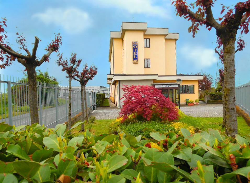 Hotel Majestic San Giuliano Milanese Exterior foto